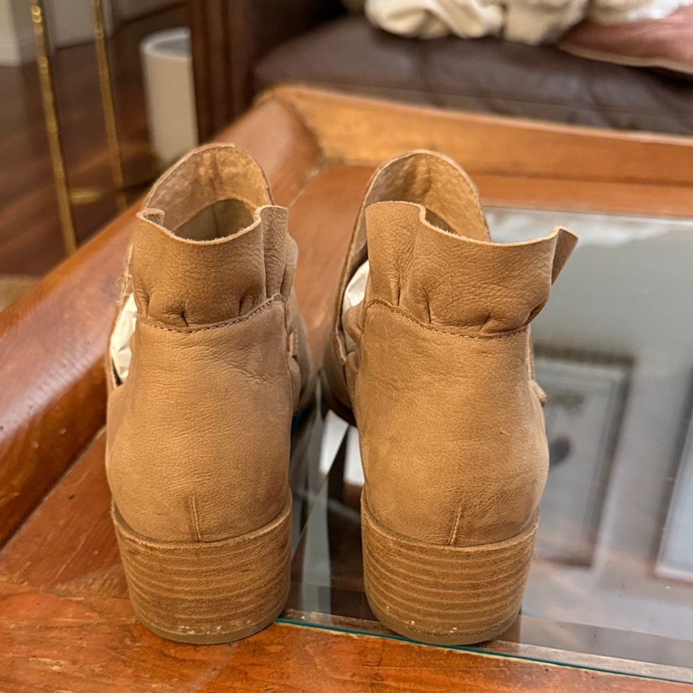 Seychelles Ruffle Tan Ankle Booties - Picture 4 of 9